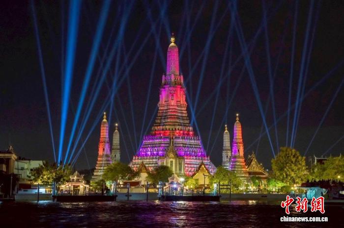 曼谷“璀璨湄南河”灯光秀吸引各国游客