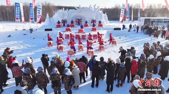黑河逊克举办雾凇冰雪节 游客极寒天气赏“凇花绽放”