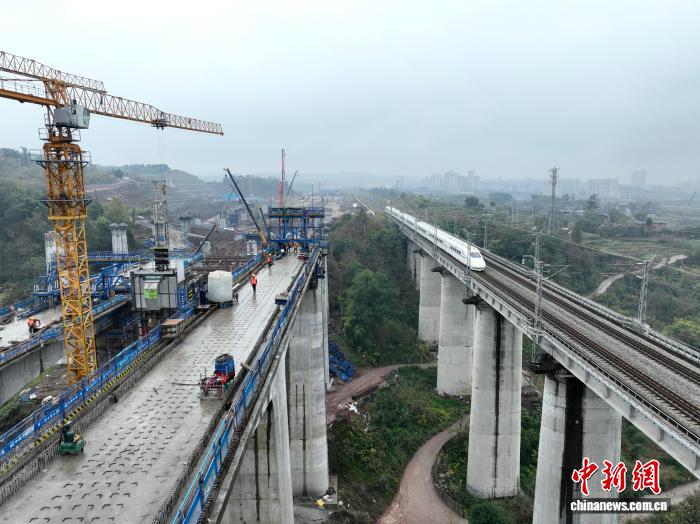 渝万高铁打青沟左线大桥连续梁合龙