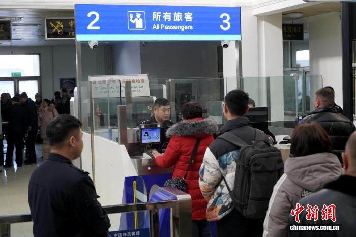 最快2分钟抵达 饶河至俄罗斯客运浮箱固冰通道开通