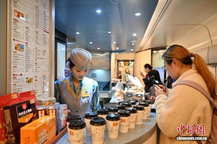 国铁广州局首次在列车上推出便民轻餐食