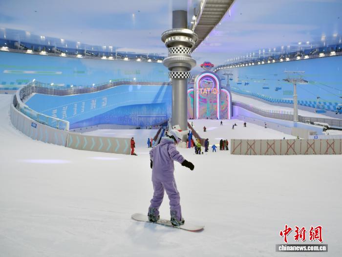 长春迎来“四季滑雪”时代 室内滑雪场营业