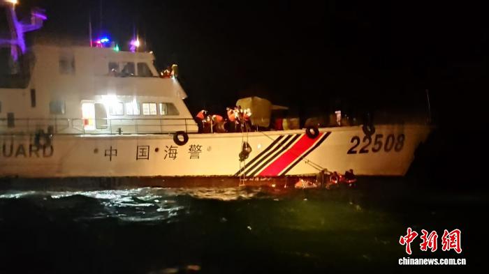 广西防城港一艘无名钓鱼小艇翻扣 9名遇险人员获救