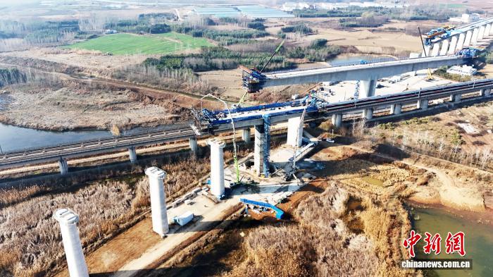 沪宁合高铁跨京沪高铁特大桥T构转体梁主体浇筑完成