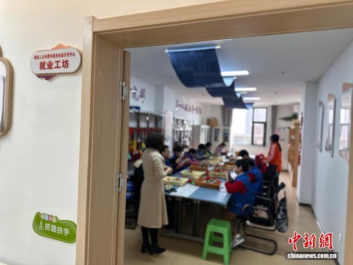 甘肃“一户一策”改造居家环境 “六室一工坊”呵护残疾人