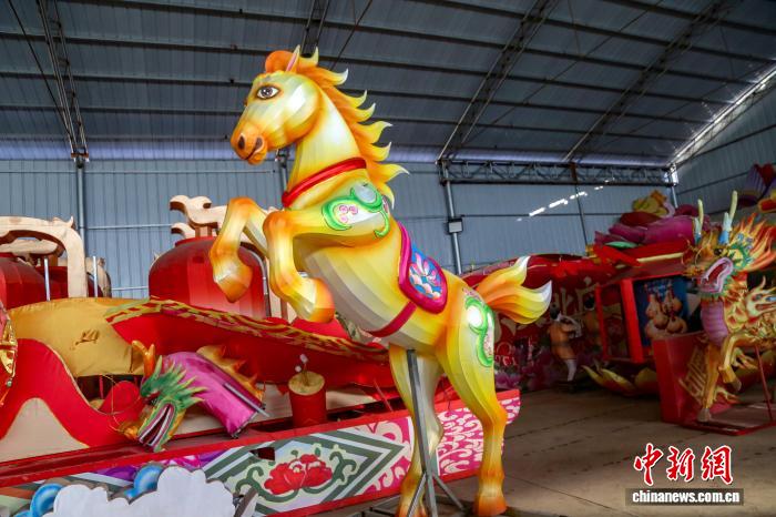 山西高平：赶制彩灯迎新春 传统