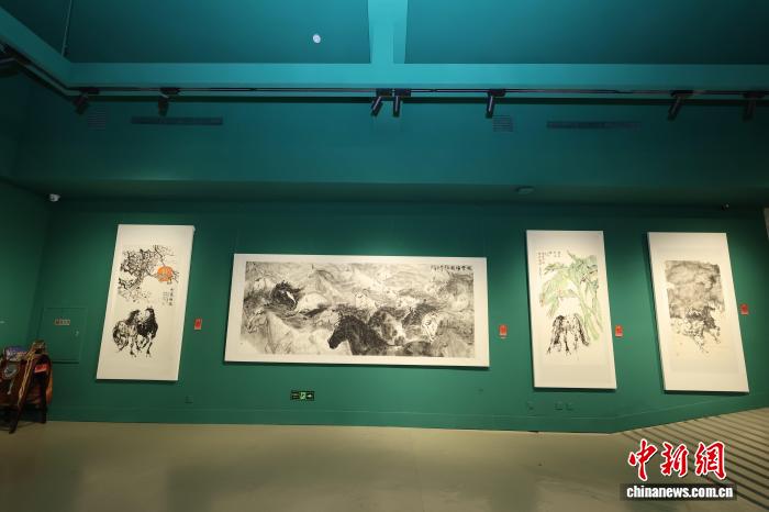 迎丙午马年 “鸿伟画马展”启幕