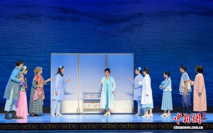 现代淮剧《小白杨》新疆巡演落幕 谱写苏疆两地情谊
