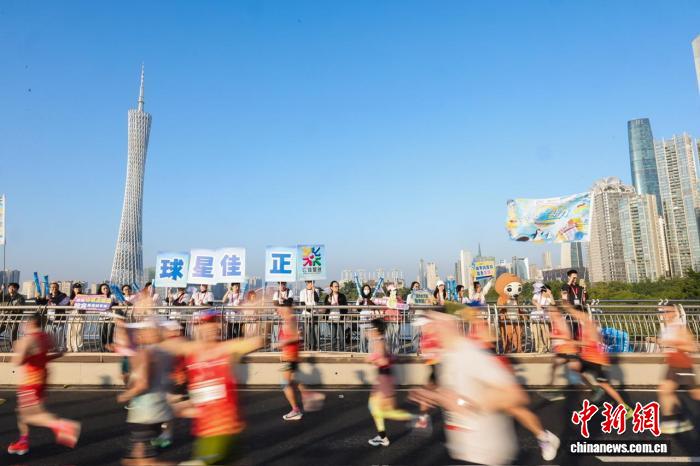2025广州马拉松赛开跑