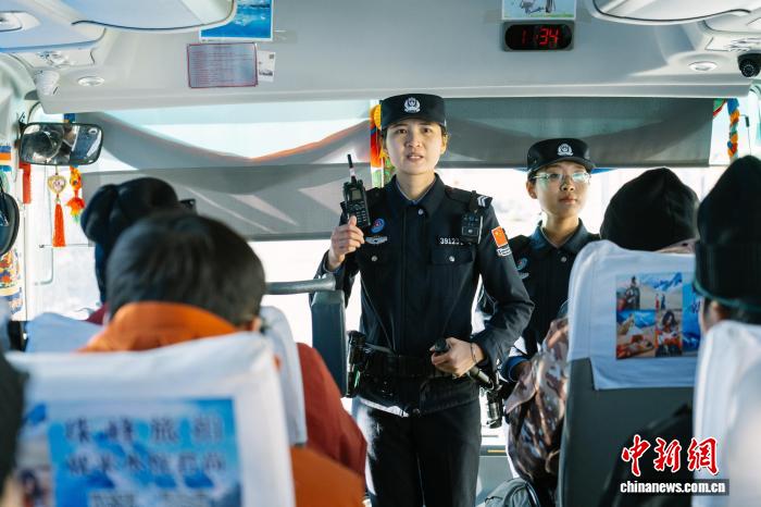 西藏出入境边防检查总站珠峰边境派出所常态化巡逻执勤 护航游客