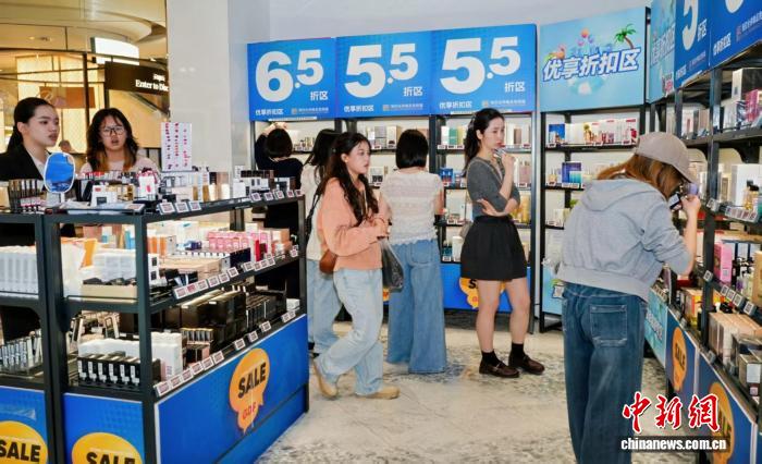 海南自贸港封关首周离岛免税吸金11亿元 同比增长54.9%