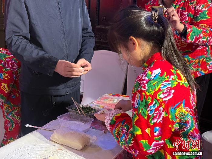 两岸同胞在沈阳体验东北民俗共迎新春