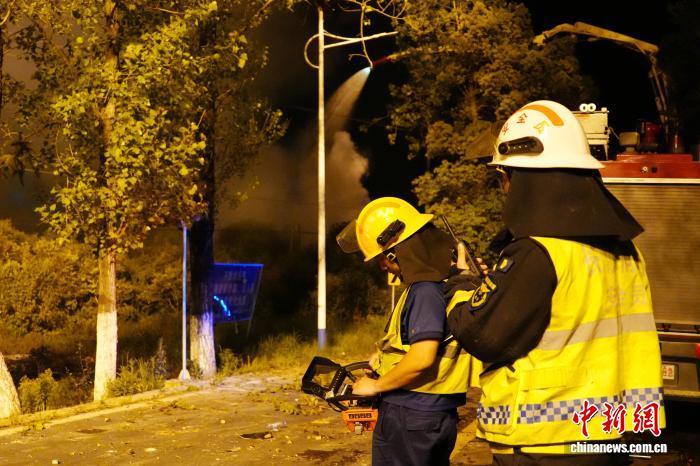 直击湖南浏阳烟花厂爆炸事故现场：民房玻璃震碎 消防彻夜救援