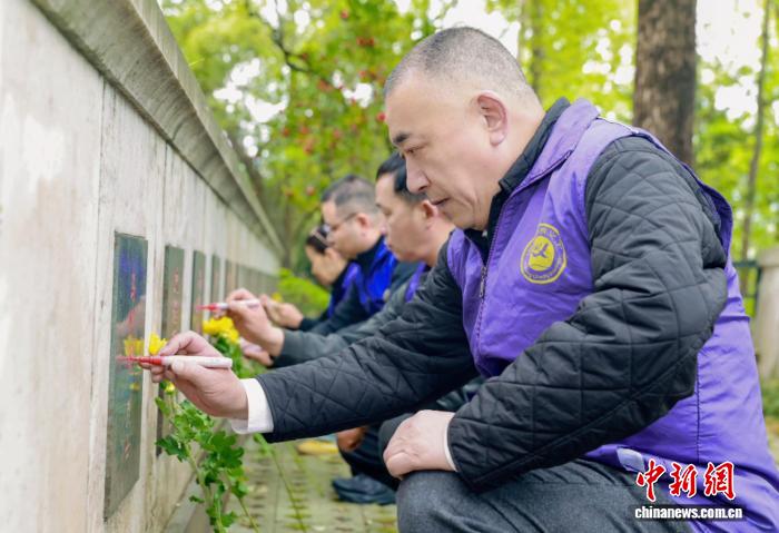评论：清明代祭扫、云祭扫彰显两岸血脉情深