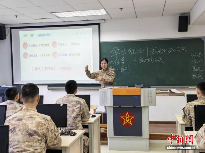 从“灌输”到“点燃”：一位军校教员的十年讲台路