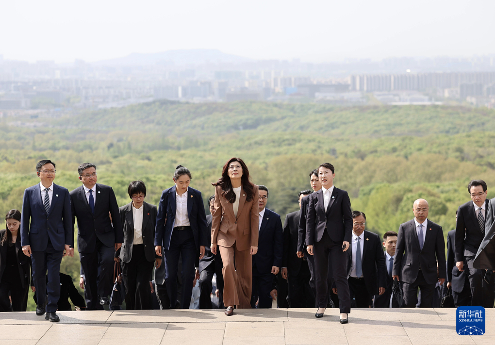 郑丽文率中国国民党访问团拜谒中山陵