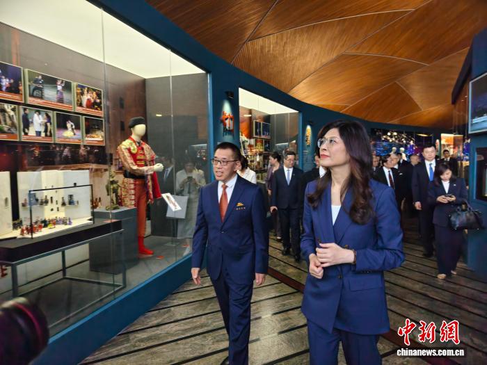 郑丽文一行参访国家大剧院