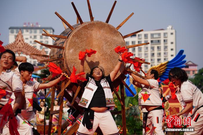 台湾友人西双版纳“泼新年” 热