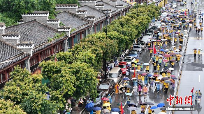 江西赣州四万人徒步纪念长征胜利