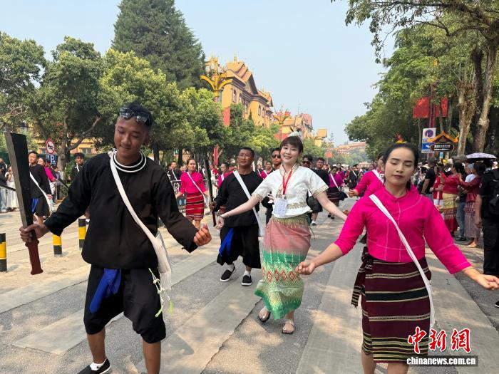 台青“燃”情云南泼水节：水花飞