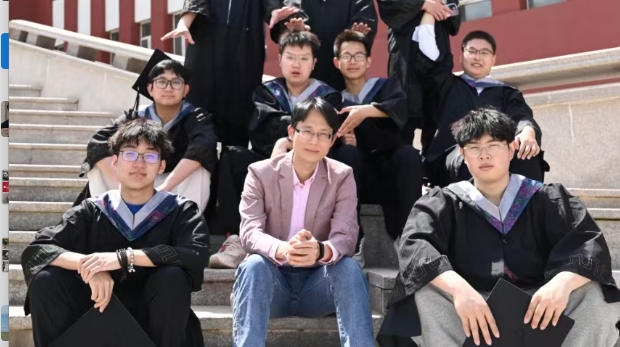 台湾教师杨中浩：扎根北疆见证民