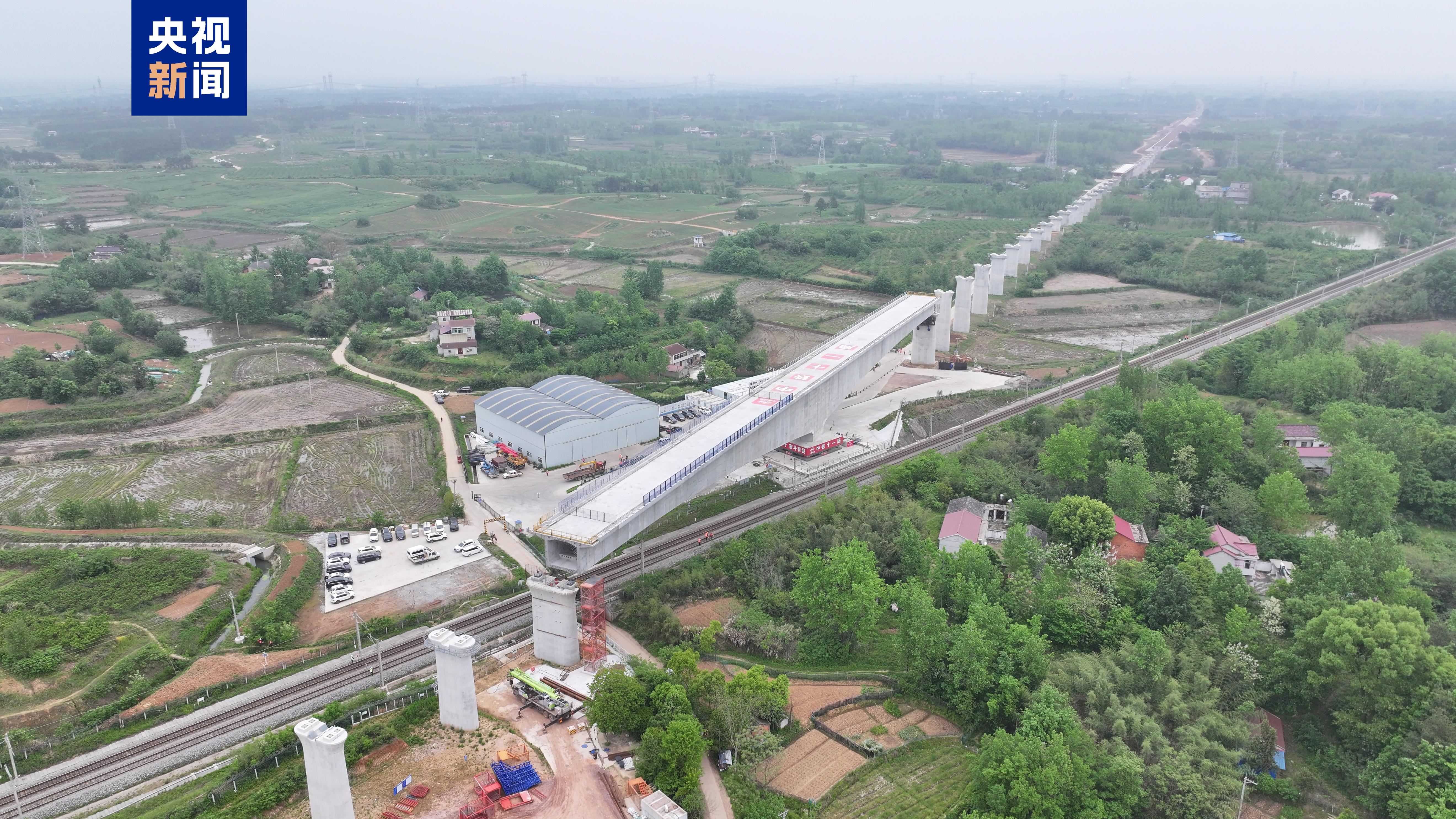 近2万吨转体梁完成“空中转体”