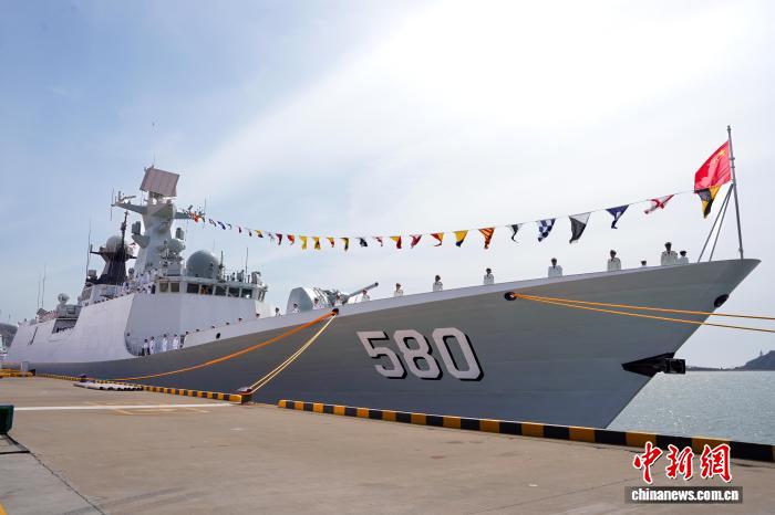 中国海军以最高礼仪迎接烈士遗骸