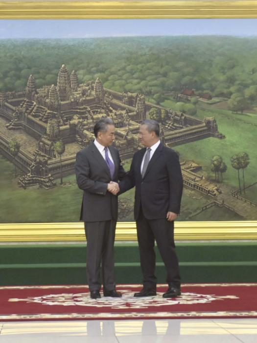 柬埔寨首相洪玛奈会见王毅一行