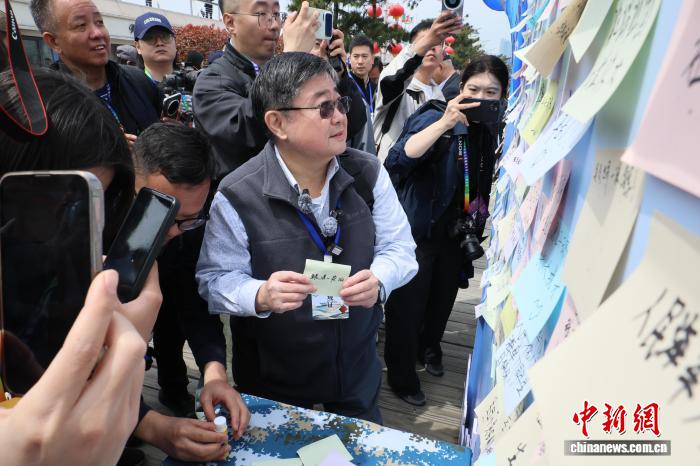 台湾退役舰长“打卡”人民海军舰