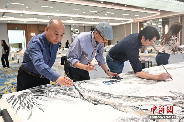 两岸书画家郑州联袂挥毫共绘“一