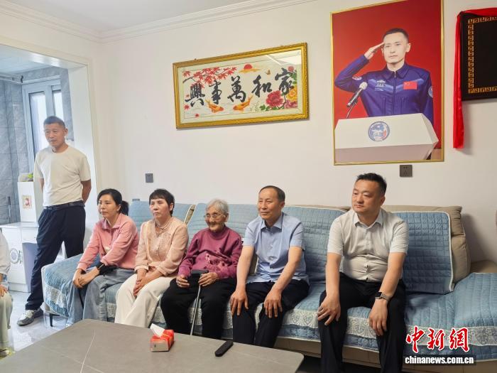 航天员朱杨柱再出征 父亲电话成