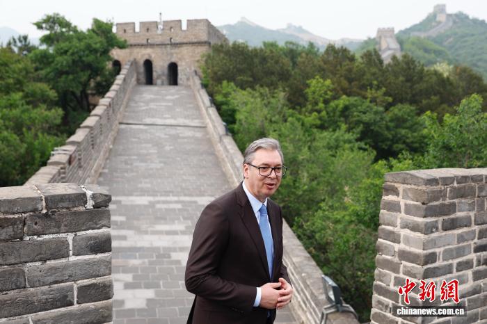 武契奇访华首站登长城：购熊猫玩