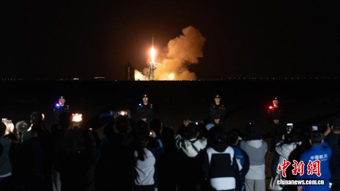 背对神舟护平安！戍边民警的专属