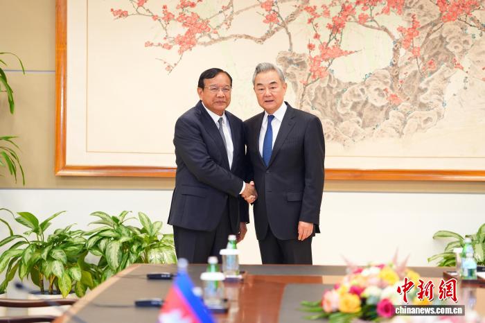王毅会见柬埔寨副首相兼外交大臣