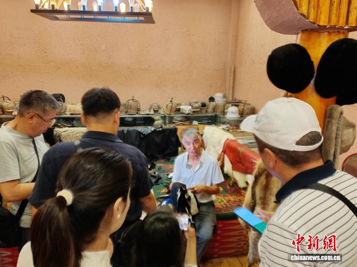 中亚媒体代表走进新疆沙雅县