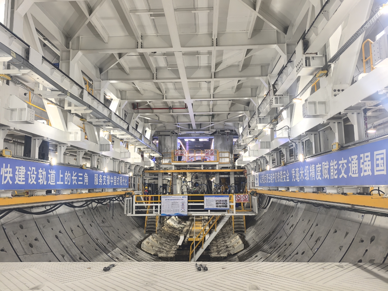 世界最大直径高铁盾构机“领航号”成功“上岸”