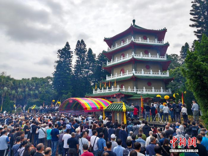 台湾写真：客家古礼 三献追思——台湾叶五美公祖塔前千人祭祖