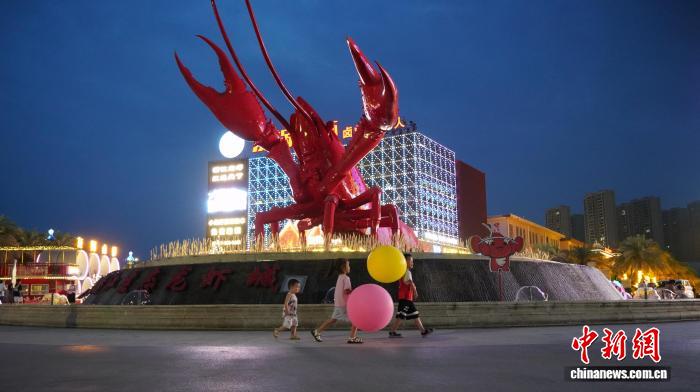 夏日美食湖北小龙虾热销海外