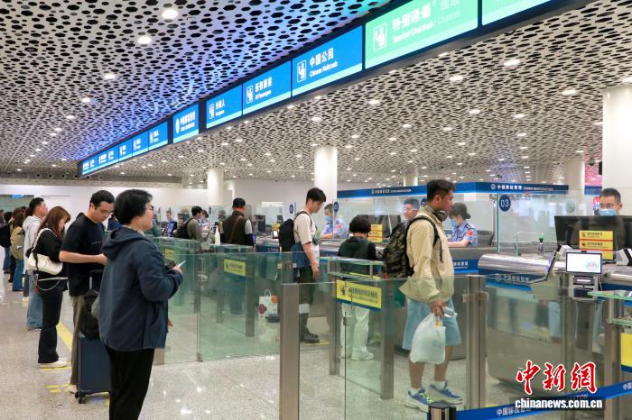 “五一”假期首日深圳空港口岸迎来出境高峰
