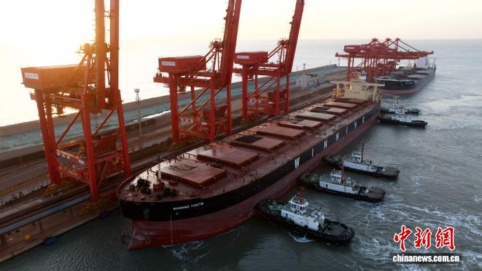 西芒杜首船高品位铁矿石运抵山东日照港