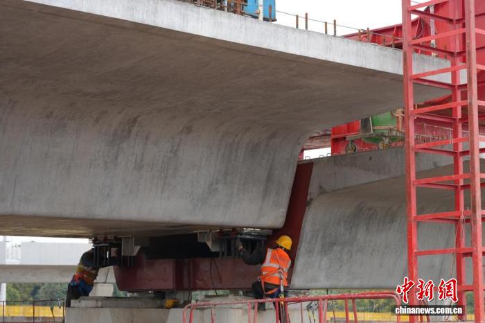 四川：市域（郊）铁路成眉线眉山段高架区间顺利贯通