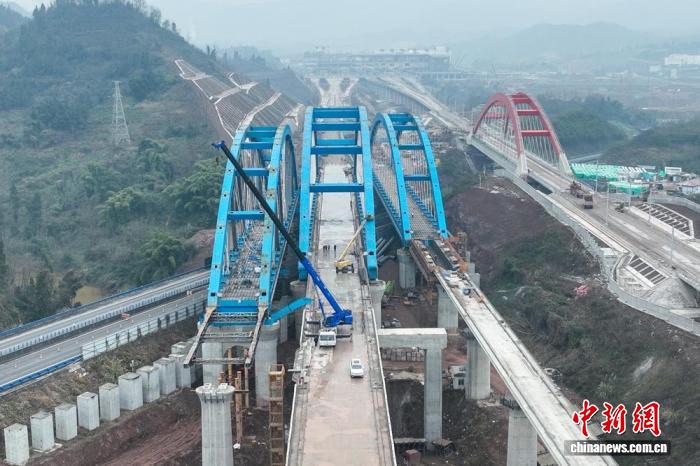 西渝高铁康渝段跨营达高速公路大桥顶推作业全部完成