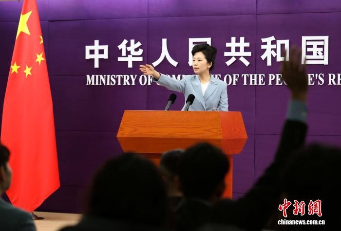 1月22日,中国商务部举行例行新闻发布会,商务部新闻发言人何咏前就相关问题答记者问。 中新社记者 赵隽 摄 1月22日,中国商务部举行例行新闻发布会,商务部新闻发言人何咏前就相关问题答记者问。 中新社记者 赵隽 摄