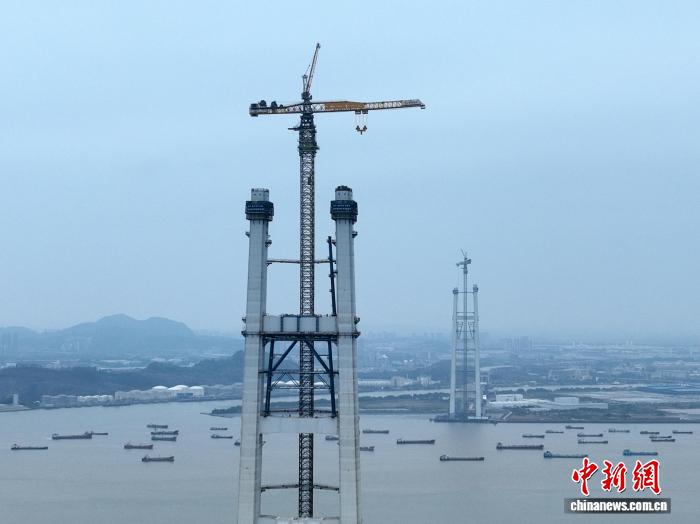 湾区核心工程狮子洋通道主桥桥塔突破300米