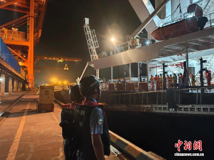 湛江边检保障首批西芒杜铁矿破碎筛分项目原材料高效通关