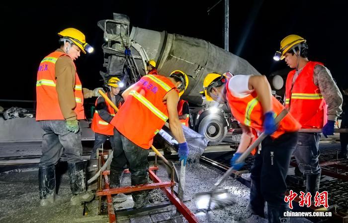 西渝高铁康渝段进入无砟轨道施工阶段