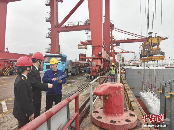 去年武汉阳逻港进出口集装箱量首破60万标箱