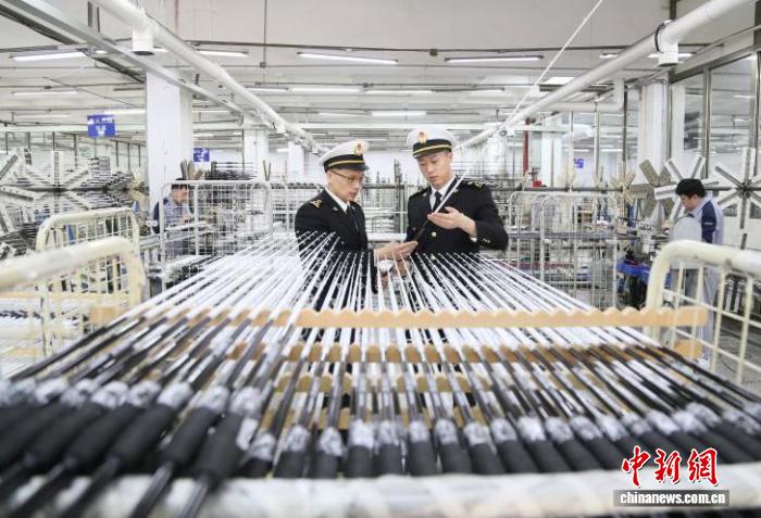 春日户外运动催热渔具出口 山东威海一竿一线“钓”起大市场