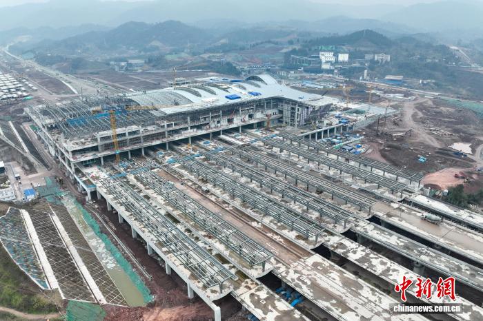 成达万高铁达州南站站房主体结构封顶