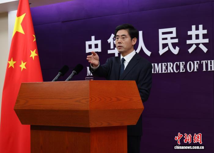 1月8日，中国商务部在北京举行例行新闻发布会。针对中方近期加强两用物项对日本出口管制，商务部新闻发言人何亚东称，其目的是制止日本“再军事化”和拥核企图。 中新社记者 赵隽 摄